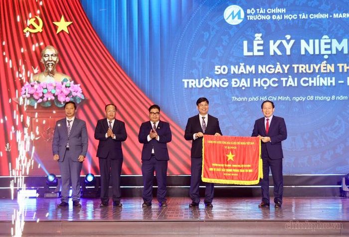 Phó Thủ tướng trao Cờ Thi đua của Chính phủ cho Trường Đại học Tài chính – Marketing - Ảnh: chinhphu.vn/Thu Sa