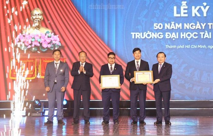 Thứ trưởng Bộ Tài chính Lê Tấn Cận trao Danh hiệu Tập thể Lao động xuất sắc cho Trường Đại học Tài chính – Marketing - Ảnh: chinhphu.vn/Thu Sa