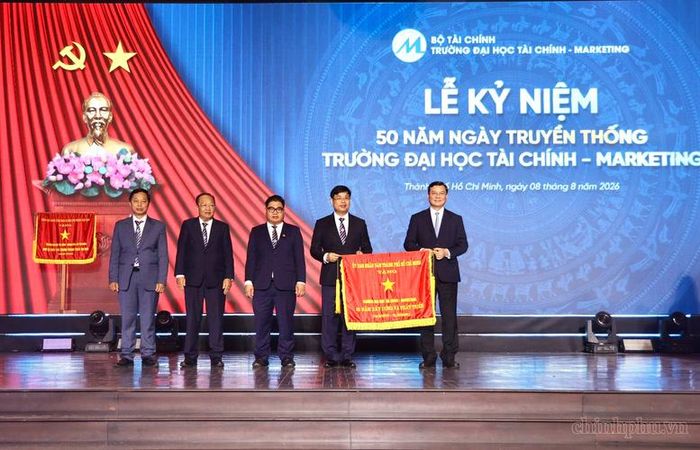Phó Chủ tịch UBND TPHCM Nguyễn Công Vinh trao Cờ Truyền thống của UBND TPHCM cho Trường Đại học Tài chính – Marketing - Ảnh: chinhphu.vn/Thu Sa