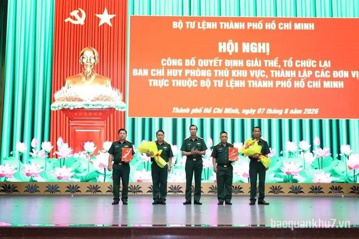 Thiếu tướng Phạm Như Quân, Phó Chính ủy Bộ Tư lệnh TP. Hồ Chí Minh trao quyết định, tặng hoa chúc mừng đối với Trung đoàn bộ binh 38 và Trung đoàn Hỗn hợp 39.
