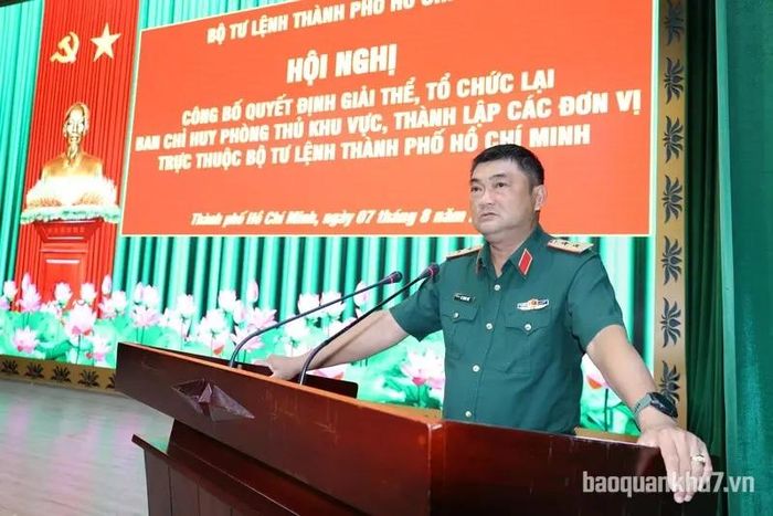 Trung tướng Lê Xuân Thế, Ủy viên Ban Chấp hành Trung ương Đảng, Ủy viên Quân ủy Trung ương, Tư lệnh Quân khu phát biểu chỉ đạo hội nghị.