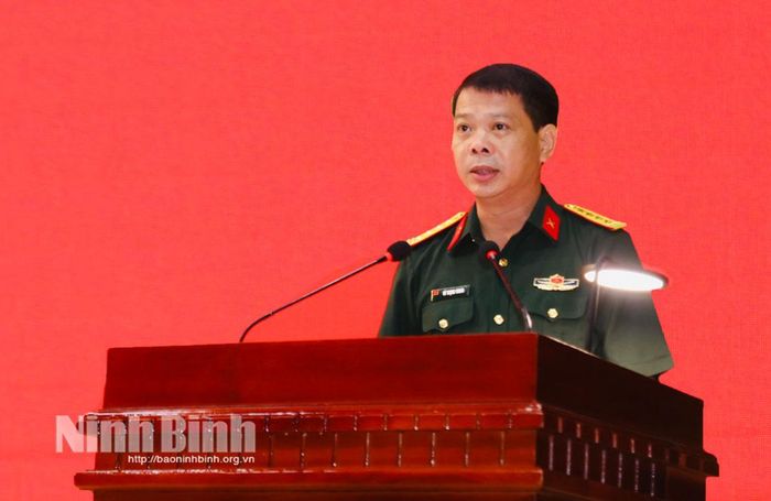 Đồng chí Đại tá Vũ Trọng Thoan, Tỉnh ủy viên, Chính ủy Bộ CHQS tỉnh phát biểu giao nhiệm vụ.