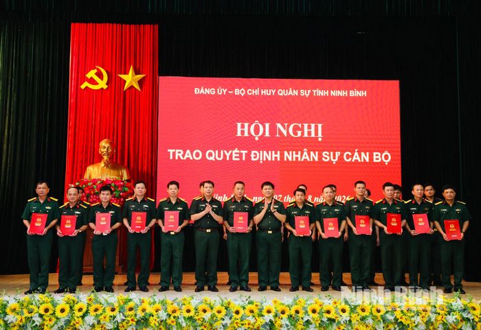 Đại tá Vũ Văn Định, Ủy viên Ban Thường vụ Tỉnh ủy, Chỉ huy trưởng Bộ CHQS tỉnh và Đại tá Vũ Trọng Thoan, Tỉnh ủy viên, Chính ủy Bộ CHQS tỉnh trao các Quyết định nhân sự cán bộ.