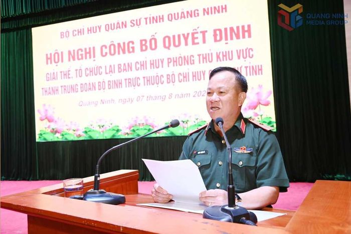 Thiếu tướng Khúc Thành Dư, Ủy viên Ban Thường vụ Đảng ủy, Phó Chính ủy Quân khu 3, phát biểu chỉ đạo tại hội nghị. Ảnh Cổng TTĐT tỉnh Quảng Ninh