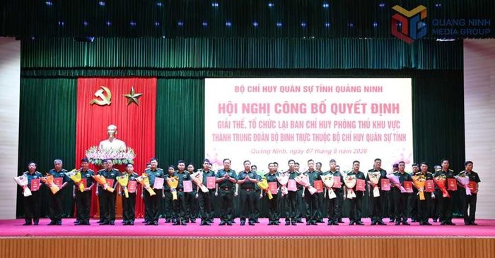 Đại tá Lê Trọng Hòa, Chỉ huy trưởng Bộ CHQS tỉnh Quảng Ninh và Đại tá Hoàng Văn Thuyết, Chính ủy Bộ CHQS tỉnh trao các quyết định điều động, bổ nhiệm cán bộ tại hội nghị. Ảnh Cổng TTĐT tỉnh Quảng Ninh
