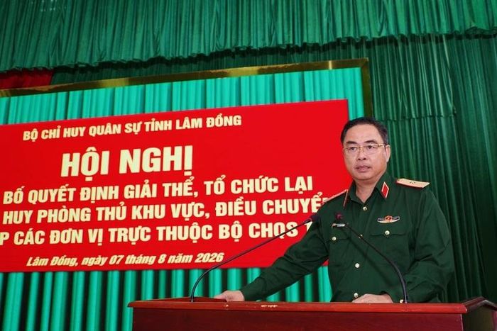 Thiếu tướng Lê Xuân Bình, Ủy viên Thường vụ Đảng ủy, Phó Tư lệnh, Tham mưu trưởng Quân khu phát biểu chỉ đạo tại hội nghị.