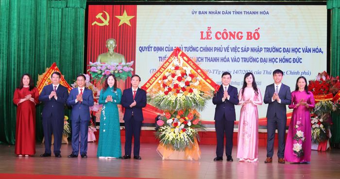 Thứ trưởng Thường trực Bộ Dân tộc và Tôn giáo Nguyễn Hoài Anh tặng hoa chúc mừng Trường Đại học Hồng Đức.