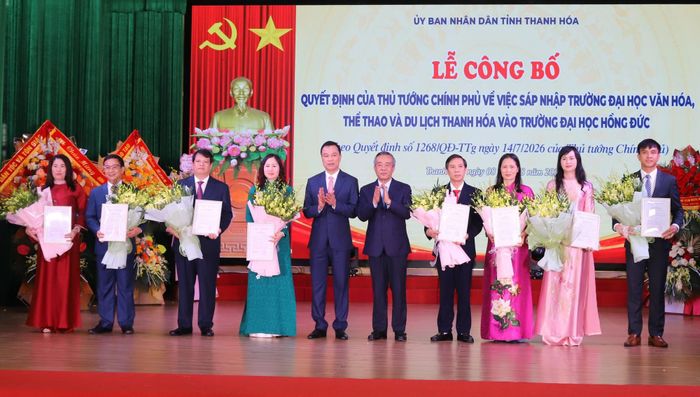 Bí thư Tỉnh ủy, Trưởng Đoàn ĐBQH tỉnh Lê Đức Thái và Phó Bí thư Tỉnh ủy, Chủ tịch UBND tỉnh Tô Anh Dũng trao Quyết định của Chủ tịch UBND tỉnh bổ nhiệm Hiệu trưởng, các Phó Hiệu trưởng Trường Đại học Hồng Đức và tặng hoa chúc mừng các cá nhân.