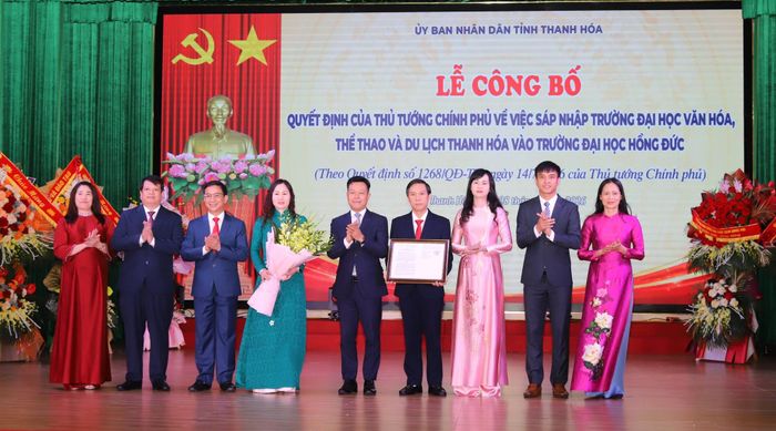 Thứ trưởng Bộ GD&ĐT Lê Quân trao Quyết định của Thủ tướng Chính phủ về sáp nhập Trường Đại học Văn hóa, Thể thao và Du lịch Thanh Hóa vào Trường Đại học Hồng Đức.