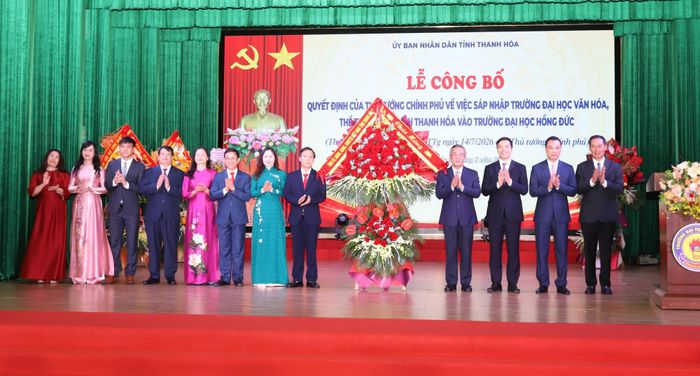 Đồng chí Lê Đức Thái, Ủy viên Trung ương Đảng, Bí thư Tỉnh ủy, Trưởng đoàn ĐBQH tỉnh cùng các đồng chí lãnh đạo tỉnh tặng hoa chúc mừng Trường Đại học Hồng Đức.