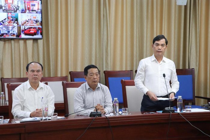 Giám đốc Sở GD&ĐT Nguyễn Văn Khoa báo cáo về cách thức triển khai, dự thảo Phương án sắp xếp