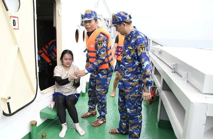 Nạn nhân được đưa lên tàu chăm sóc, sức khỏe ổn định
