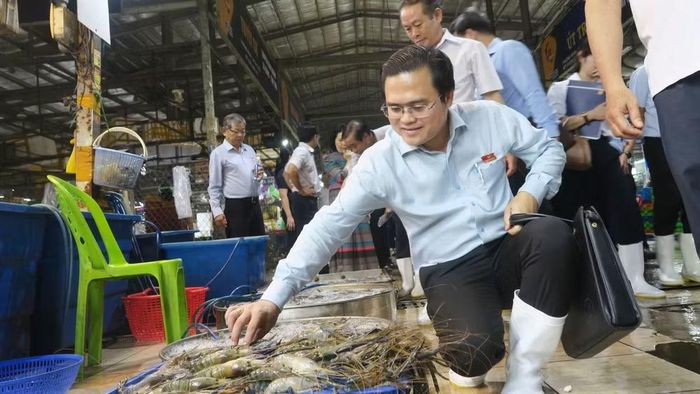 Ông Cao Thanh Bình, Trưởng Ban Văn hóa - Xã hội, HĐND Thành phố Hồ Chí Minh, trực tiếp khảo sát tại chợ Bình Điền. Ảnh: TTXVN