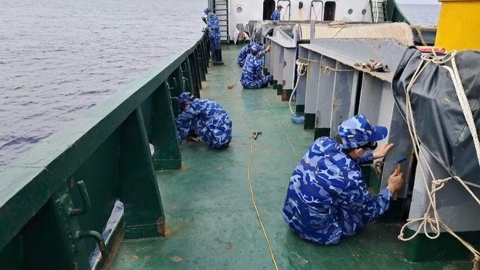 Cán bộ, chiến sĩ Hải đoàn 21 tích cực bảo quản, sơn sửa tàu chuẩn bị cho Hội thi. (Ảnh: VĂN THƯỜNG)