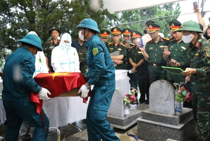 Quân khu 2 chỉ đạo làm điểm lấy mẫu hài cốt liệt sĩ tại nghĩa trang Bảo Thắng, xã Bảo Thắng, tỉnh Lào Cai. (Ảnh: HOÀNG TRUNG)