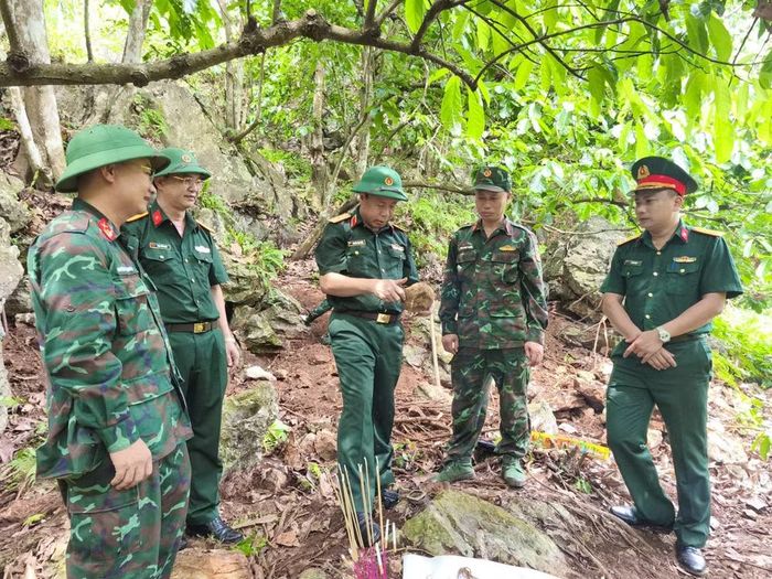 Thiếu tướng Nguyễn Ngọc Ngân, Phó Chủ nhiệm Chính trị Quân khu 2 chỉ đạo công tác tìm kiếm, quy tập hài cốt liệt sĩ tại điểm cao 400 đá, thôn Giang Nam, xã Thanh Thủy, tỉnh Tuyên Quang. (Ảnh: HOÀNG TRUNG)