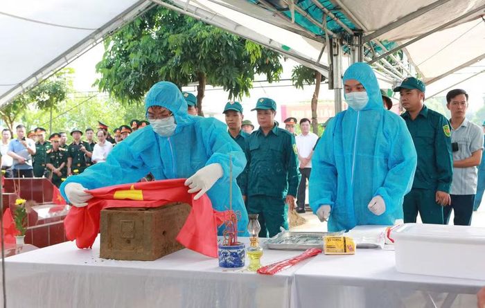 Tỉnh Phú Thọ lấy mẫu hài cốt liệt sĩ tại nghĩa trang liệt sĩ xã Phù Ninh. (Ảnh: HOÀNG TRUNG)