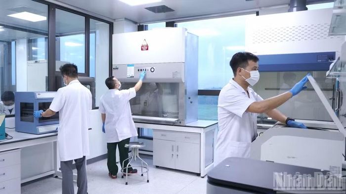Kỹ thuật viên thực hiện các bước trong quy trình giám định ADN mẫu hài cốt liệt sĩ. (Ảnh: THANH TÚ)