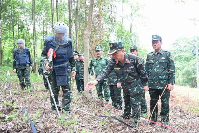 Thiếu tướng Nguyễn Đăng Khải, Phó Tư lệnh, Tham mưu trưởng Quân khu 2 chỉ đạo công tác rà phá bom mìn, vật nổ trên địa bàn xã Bát Xát, tỉnh Lào Cai. (Ảnh: HOÀNG TRUNG)