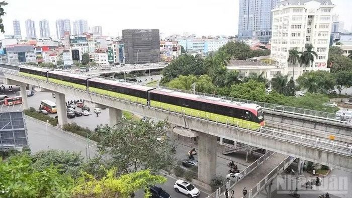 Tuyến đường sắt đô thị đã góp phần giảm áp lực giao thông, thúc đẩy phát triển giao thông xanh và nâng cao chất lượng cuộc sống. (Ảnh: HOÀNG ANH)