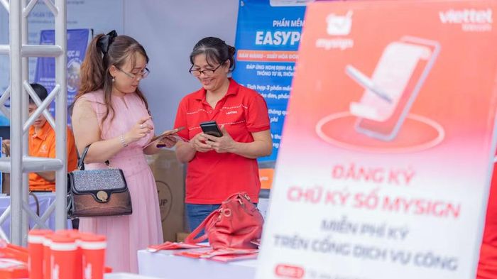 Người dân cập nhật nhiều công nghệ mới tại khuôn khổ sự kiện. (Ảnh: TÙNG LÂM)