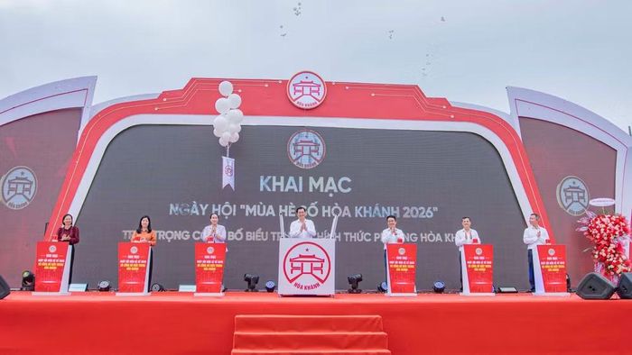 Nghi thức bấm nút công bố biểu trưng chính thức của phường Hòa Khánh. (Ảnh: TÙNG LÂM)