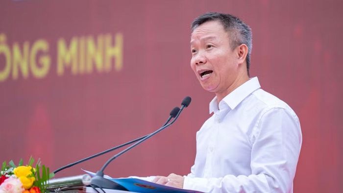 Ông Huỳnh Anh Vũ, Chủ tịch Ủy ban nhân dân phường Hòa Khánh, phát biểu khai mạc sự kiện. (Ảnh: TÙNG LÂM)