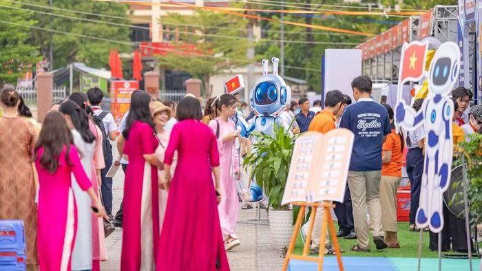 Người dân trải nghiệm và tìm hiểu về công nghệ tại sự kiện. (Ảnh: TÙNG LÂM)