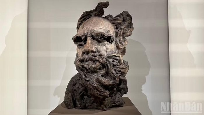 Tác phẩm điêu khắc chân dung Lev Tolstoy từ gỗ algarrobo năm 1930. (Ảnh: THÙY VÂN)