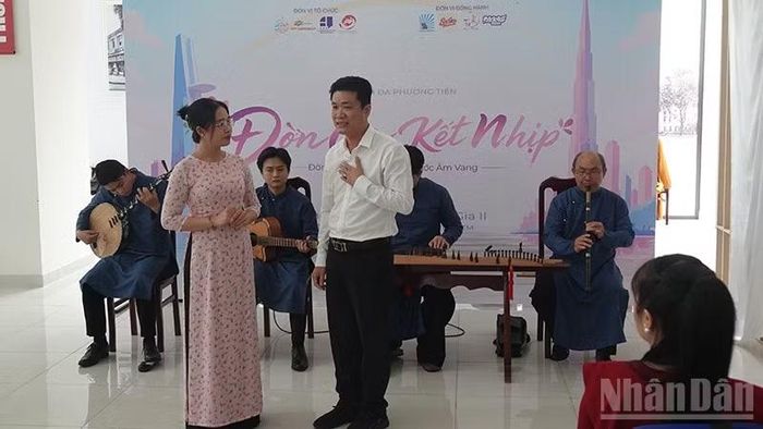 Các nghệ nhân biểu diễn Đờn ca tài tử tại triển lãm Đờn kết. (Ảnh: LINH BẢO)