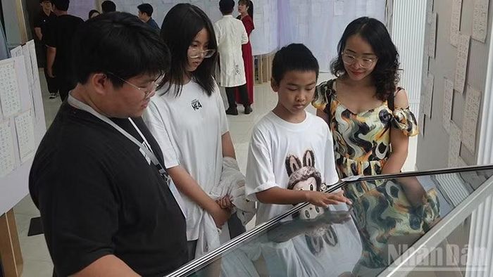 Các bạn trẻ tìm hiểu âm nhạc Đờn ca tài tử qua trò chơi "Gieo thanh khởi nhịp".