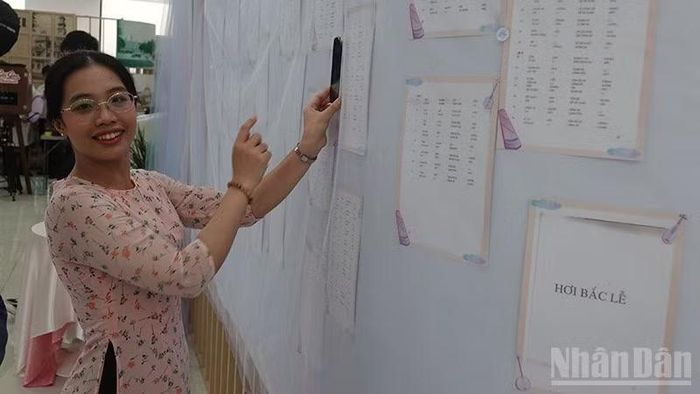 Một bạn trẻ thích thú khi được thưởng thức một bài bản Tổ chỉ bằng một động tác "chạm" vào điện thoại.