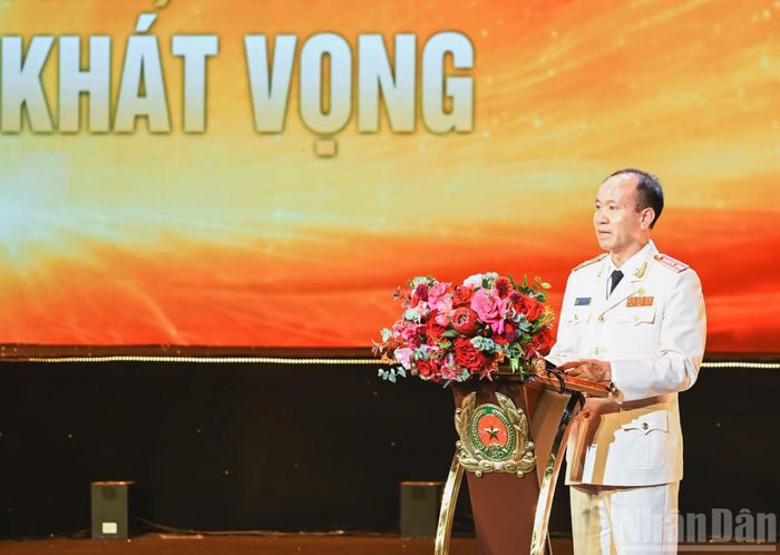 Thiếu tướng Nguyễn Quang Phương, Cục trưởng Cục Cảnh sát điều tra tội phạm về tham nhũng, kinh tế, buôn lậu, trình bày Diễn văn kỷ niệm. (Ảnh: DUY LINH)