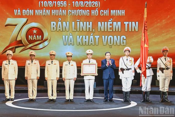 Chủ tịch Quốc hội Trần Thanh Mẫn trao Huân chương Hồ Chí Minh tặng lực lượng Cảnh sát kinh tế. (Ảnh: DUY LINH)