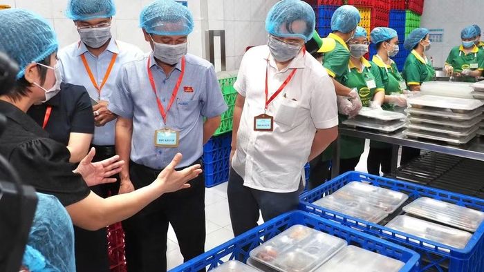 Thành viên Đoàn giám sát kiểm tra tại Công ty trách nhiệm hữu hạn một thành viên Suất ăn công nghiệp Tú Anh. (Ảnh: Hội đồng nhân dân Thành phố Hồ Chí Minh)