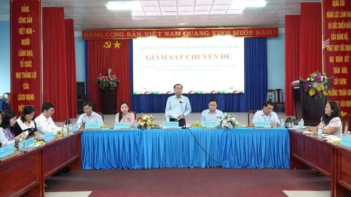 Đồng chí Huỳnh Thanh Nhân, Thành ủy viên, Phó Chủ tịch Hội đồng nhân dân Thành phố Hồ Chí Minh, Trưởng Đoàn giám sát, phát biểu chỉ đạo. (Ảnh: Hội đồng nhân dân Thành phố Hồ Chí Minh)