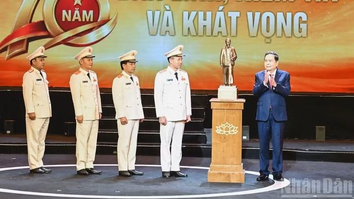 Chủ tịch Quốc hội Trần Thanh Mẫn trao bức tượng Chủ tịch Hồ Chí Minh tặng lực lượng Cảnh sát kinh tế. (Ảnh: DUY LINH)