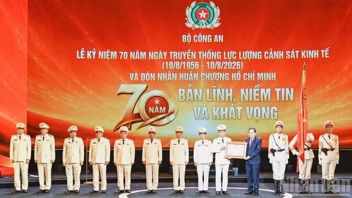 Chủ tịch Quốc hội Trần Thanh Mẫn trao Huân chương Hồ Chí Minh tặng lực lượng Cảnh sát kinh tế. (Ảnh: DUY LINH)