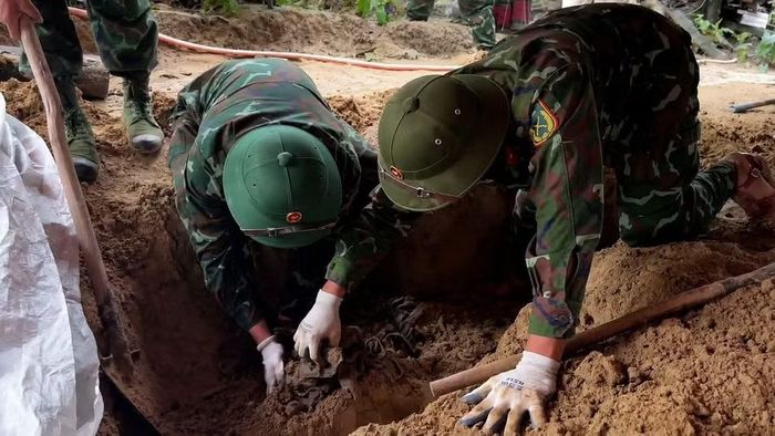 Quy tập hài cốt liệt sĩ tại xã Khe Sanh. (Ảnh: Đoàn Kinh tế-Quốc phòng 337)