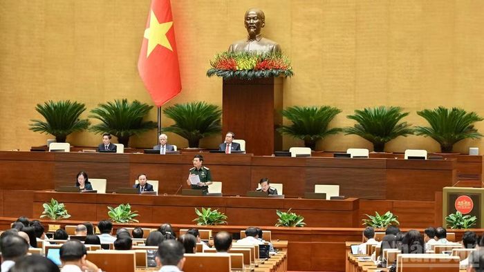 Sáng 8/8, các đại biểu thảo luận ở hội trường về dự án Luật sửa đổi, bổ sung một số điều của 9 luật về quân sự, quốc phòng. (Ảnh: DUY LINH)