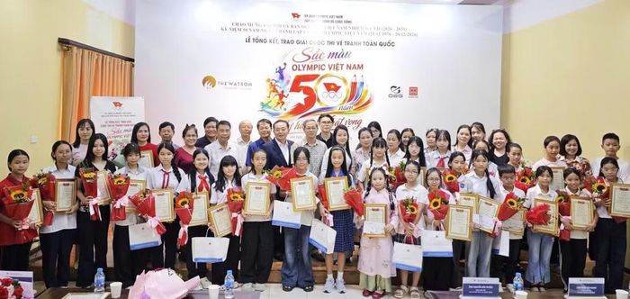 Đông đảo học sinh nhận thưởng. (Ảnh: Minh Giang)