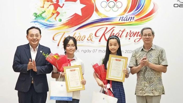 Ban tổ chức trao thưởng cho hai thí sinh đạt giải Nhất. (Ảnh: Minh Giang)