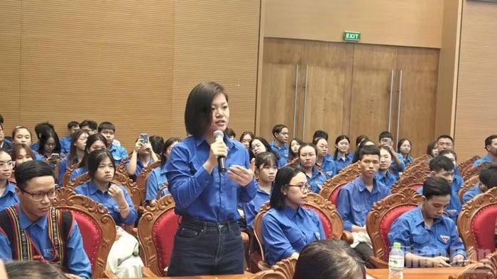 Đồng chí Ngô Thảo Vương, Nhà sáng lập và Giám đốc sáng tạo Công ty cổ phần Nếp Việt Heritage, Hội Doanh nhân trẻ tỉnh Gia Lai phát biểu tại hội nghị. (Ảnh: LƯƠNG TÙNG)