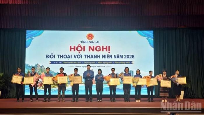 Trao tặng Bằng khen cho các tập thể có mô hình, dự án tiêu biểu trong phong trào thanh niên khởi nghiệp. (Ảnh: LƯƠNG TÙNG)