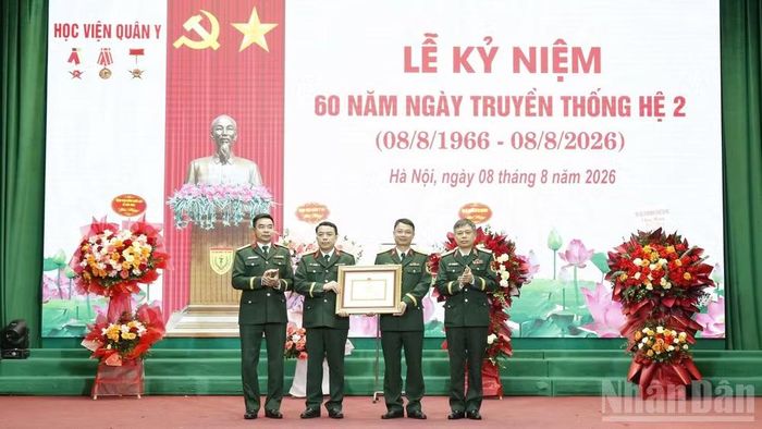 Thiếu tướng, Phó Giáo sư, Tiến sĩ Trần Ngọc Tuấn, Phó Giám đốc Học viện Quân y trao Bằng khen của Thủ trưởng Học viện Quân y tặng Hệ 2. (Ảnh: TUẤN DŨNG)