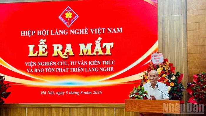 Ông Trịnh Quốc Đạt, Ủy viên Ủy ban Mặt trận Tổ quốc Việt Nam, Chủ tịch Hiệp hội Làng nghề Việt Nam phát biểu chỉ đạo tại buổi lễ. (Ảnh: HNV)