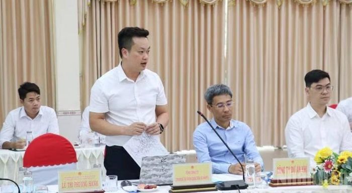 Đại diện Tổng Công ty truyền tải điện quốc gia giải đáp vướng mắc trong việc thực hiện Quy hoạch điện VIII điều chỉnh tại Tây Ninh.