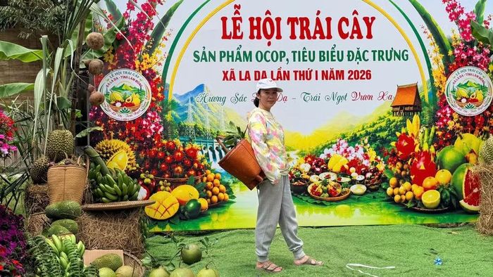 Du khách chụp hình gian hàng. (Ảnh: QUÝ NGỌC)