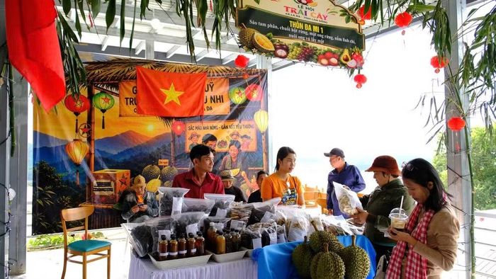 Các gian hàng của thôn tại lễ hội. (Ảnh: QUÝ NGỌC)