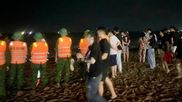 Đông đảo người dân địa phương cũng có mặt để hỗ trợ các lực lượng chức năng tìm kiếm nạn nhân.